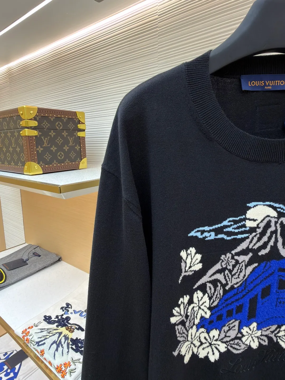 LOUIS VUITTON Embroidered volcano intarsia long-sleeved knitted sweater ●Original version: Purchased and developed by 12108 ●Item number: 1681990-B65 ●Fabric: 100% cotton ●Technology: knitted ●Color: black ●Version: fitted version ●Weight: about 440 grams ●Size: S-M-L-XL ●Description: Using multi-color intarsia jacquard technology: the main body is made of fine plain knitting as the base. The patterns of Mount Fuji, trains and flowers on the chest are interwoven with blue, white, gray and other colored yarns. The edges of the pattern are made of "sesame base" weaving to enhance the texture. The letter logo is integrated into the pattern with invisible jacquard, which is delicate and unobtrusive. The neckline, cuffs and hem are trimmed with front and back double-lift 4-needle ribbing, giving both elasticity and stiffness a balance. Each piece of the body is stitched together using hand-stitching techniques, and the stitches are hidden and firm. The fabric is made of blended wool and has been washed and shaped to ensure skin-friendliness and avoid deformation when worn. The overall craftsmanship takes into account both artistic sense and practical wearability. The overall wiring is straight and delicate, the fabric is comfortable and soft, and the color is consistent without color difference. It can be matched with the same style to create a fashionable look and control various occasions. Customized accessories, complete with three standards, same style for men and women!